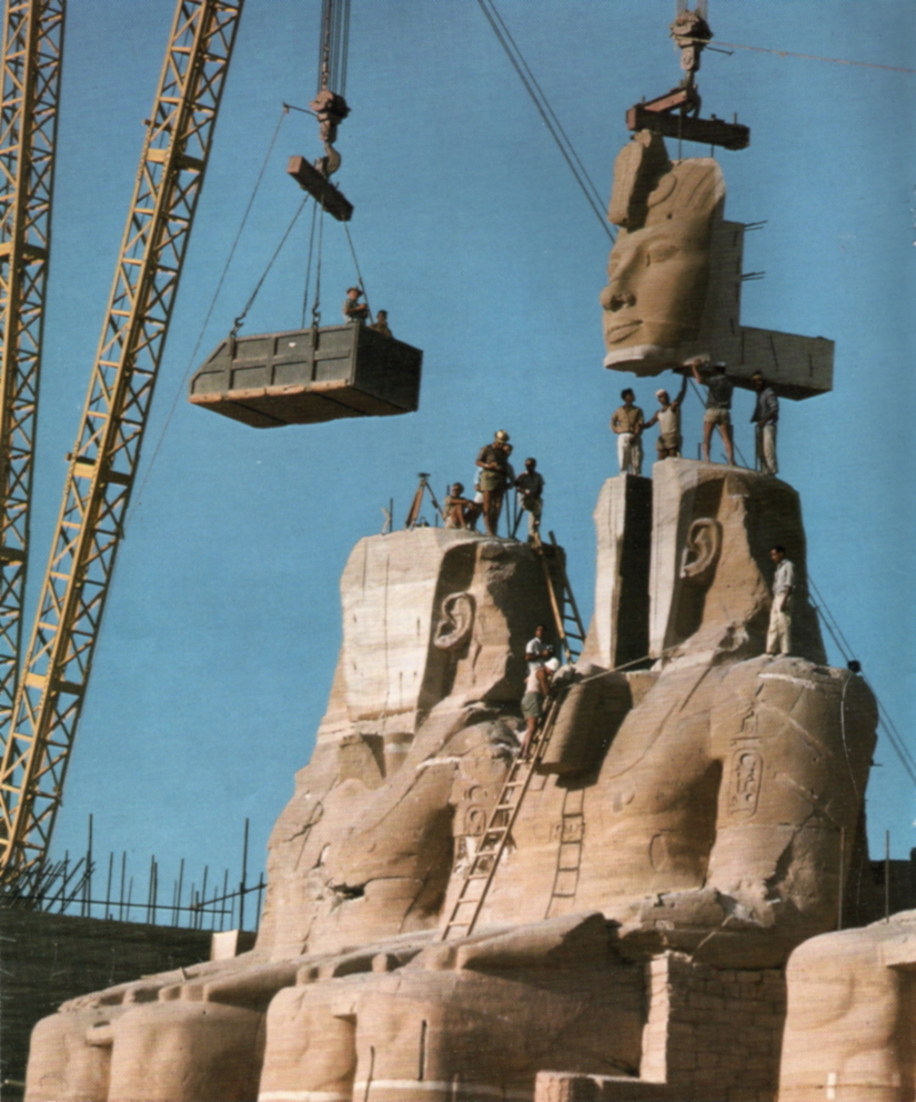 Ramses’ Face is Lifted into Place at Abu Simbel. 1967. Photo Courtesy of: Forskning & Framsteg. Wikimedia Commons.